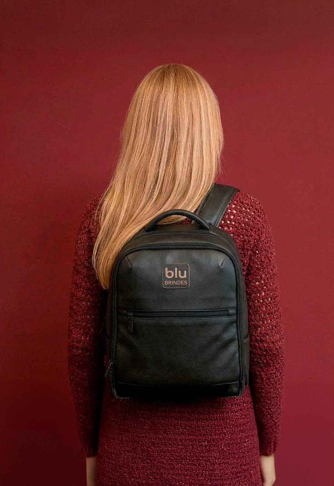 Dona da Blu Brindes com mochila personalizada