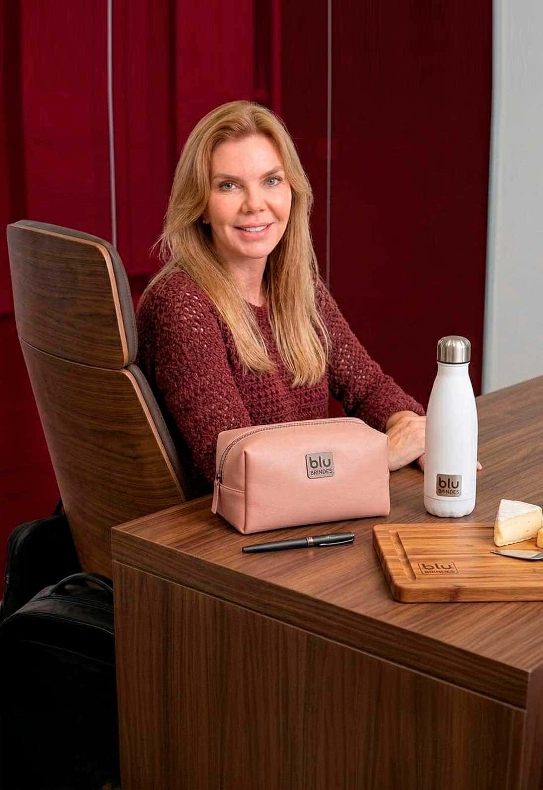 Dona da Blu Brindes sentada no escritório
